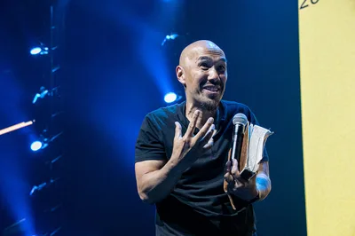 "O mundo não vai crer se estivermos divididos", diz Francis Chan em apelo à unidade