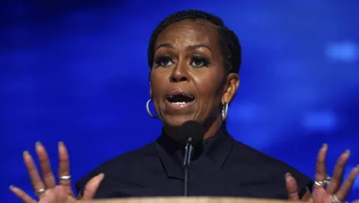 Michelle Obama convoca drag queen para fortalecer campanha de Kamala