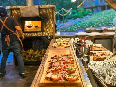 Ativistas boicotam pizzaria cristã após recusa de pedidos LGBT