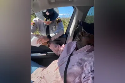 Policial ora por homem que iria multar, após descobrir luta contra o câncer