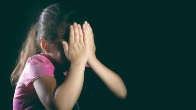 Após assistir palestra em igreja, duas irmãs denunciam que foram abusadas pelo vizinho