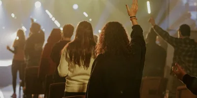 Estudo: Geração Z e Millennials superam as gerações mais velhas na frequência à igreja