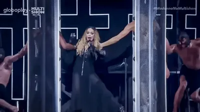 Com símbolos cristãos e pornografia, show de Madonna vira "ritual satânico"