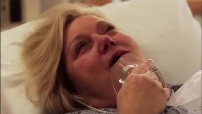 Mulher acorda do coma dias antes de ter suporte de vida removido
