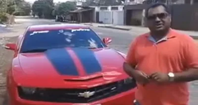 Pastor ostenta com Camaro vermelho para atrair fieis