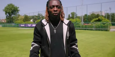 Jogador do Manchester City é batizado após partida: \"Jesus salvou a minha vida\"