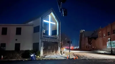 Cruz permanece em pé após passagem de tornado e impressiona moradores nos EUA