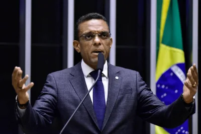 Após 2 anos, Moraes libera redes sociais de deputado evangélico censurado