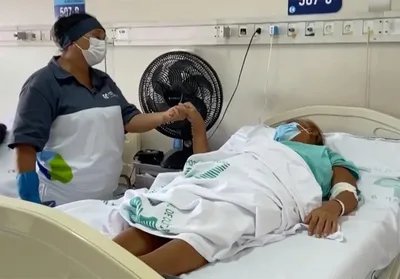 Auxiliar de limpeza canta e ora por pacientes em hospital