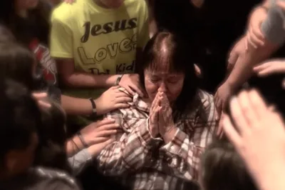Idosa é curada de câncer durante oração de grupo de jovens