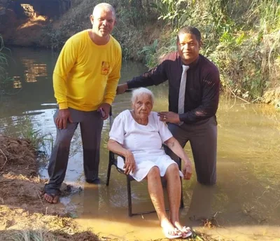 Idosa de 100 anos de idade é batizada nas águas no Pará