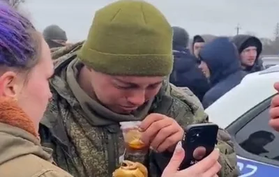 Soldado russo chora enquanto ucranianos lhe dão comida