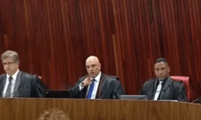 Moraes faz gesto de degola durante julgamento de Bolsonaro