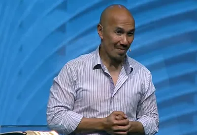 Francis Chan é forçado a deixar Hong Kong e retornar aos EUA