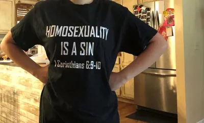 Estudante mandada para casa por usar camisa "homossexualidade é pecado" recebe indenização