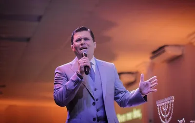'Homem não é pra usar maquiagem', diz pastor em crítica