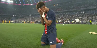 Jogador do PSG ora em campo após ganhar a Champions League: \"Glória a Deus\"
