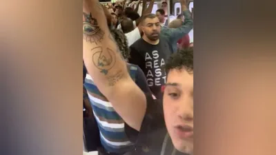 Por deboche, Jovem canta música da Umbanda enquanto pastor prega em metrô