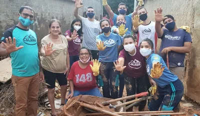 Jovens cristãos usam férias para limpar casas afetadas por enchente no interior do RJ