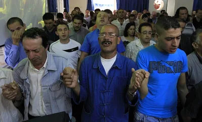 Ministério da Hillsong faz evento em prisão e vários detentos se convertem | Notícias Gospel