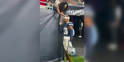 Mãe ora pelo filho jogador durante jogo da NFL