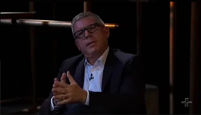 Pastor que propôs atualizar a bíblia é a favor da maconha e descriminalização do aborto