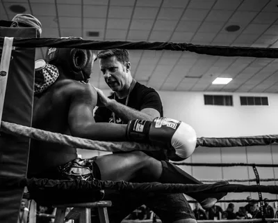 Conselho mundial de boxe proíbe homens biológicos em lutas femininas