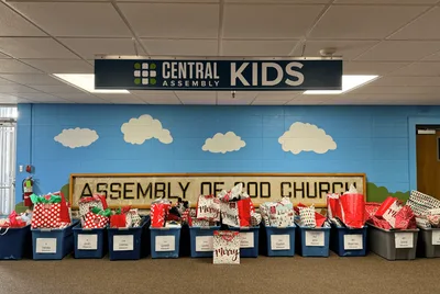 Igreja distribuiu presentes de Natal em escolas nos EUA