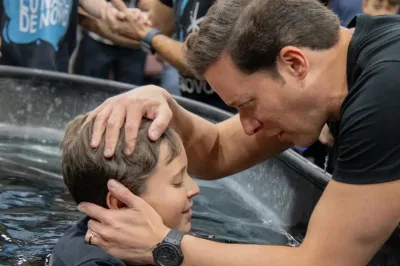 André Valadão batiza o filho de 9 anos; “Te amo, meu filho”