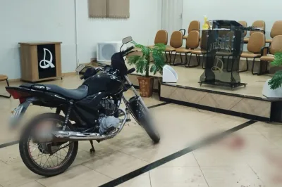 Homem invade igreja com moto e esfaqueia três pessoas durante culto no RS