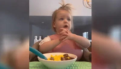 Mãe compartilha filha de 1 ano aprendendo a orar