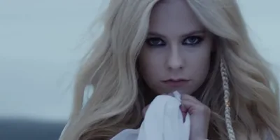 Avril Lavigne fala sobre fé em nova música, após vencer doença de Lyme