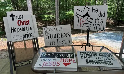 Policial intimida homem por evangelismo com placas sobre Jesus