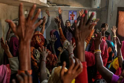 Turba de 200 extremistas hindus invade igreja doméstica e espanca pastor