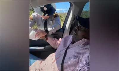 Em ação, policial se comove ao saber de câncer e ora por passageiro