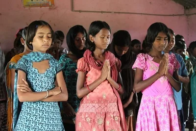 Meninas são amarradas por vários dias após conversão: "É difícil, mas queremos Jesus"