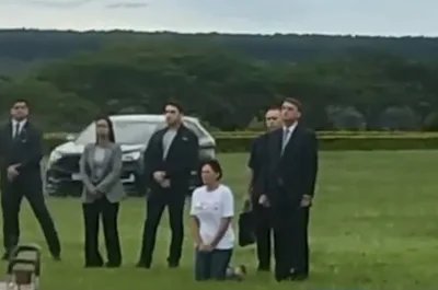 Ao lado de Bolsonaro, Michelle se ajoelha para orar com apoiadores