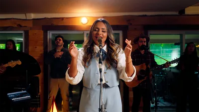 Julia Vitória apresenta a canção "Nós Te Adoramos"