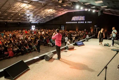 Igreja frequentada pela família Bolsonaro retira vereadora durante culto: Assista