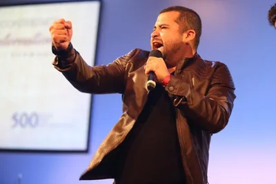 Conheça o homem que decidiu lavar banheiros para evangelizar pessoas no Oriente Médio | Notícias Gospel
