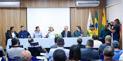 Prefeito de Rio Branco sanciona lei que permite Bíblias em bibliotecas de escolas