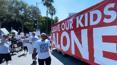 Pais fazem manifestação contra ideologia LGBT: "Deixem nossas crianças em paz"