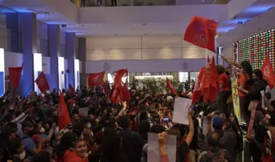 Integrantes do MTST invadem Bolsa de Valores em protesto