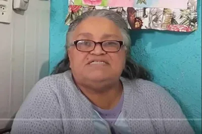 ‘Pastora’ comemora morte do marido e ostenta certidão de óbito