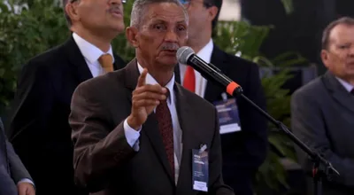 Pastor José Carlos condena o uso de bermuda dentro da igreja