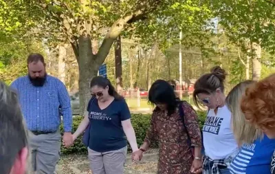 Pais se unem em oração após escola promover show drag queen sem avisá-los
