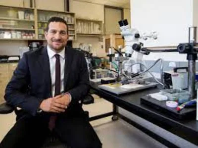 Famoso neurocientista de Stanford afirma fé em Deus ao explorar a Bíblia