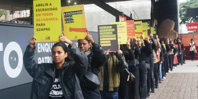 \"A escravidão ainda existe\": Cristãos marcham na Avenida Paulista contra o tráfico humano