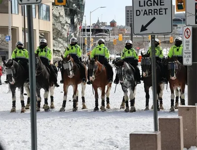 Policiais atropelam caminhoneiros em manifestação no Canadá