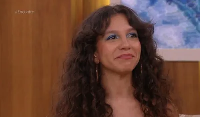 Priscilla Alcantara recebe previsões de taróloga em programa da Globo